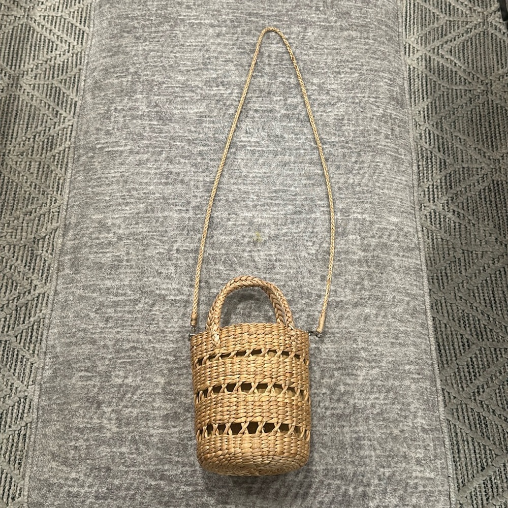 Woven bucket bag